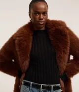 Suéter de punto de la marca Cortelle, con cuello redondo, mangas largas y diseño de rayas verticales texturizadas con hilos metalizados incorporados.