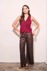 Chaleco color borgoña con escote en V y cierre frontal con botones.