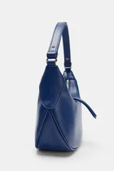 Bolso de hombro azul de diseño estructurado tipo hobo, con asa ajustable y cierre de cremallera con tirador. Cuenta con un bolsillo interior con cremallera.
