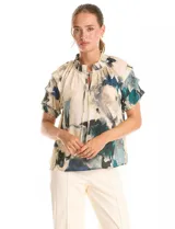 Blusa de gasa con estampado abstracto en tonos beige, azul y verde. Presenta cuello mao fruncido con lazos ajustables, escote en V y mangas cortas con volados y puños elásticos.