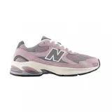 Championes urbanos New Balance modelo 2010, color rosado con detalles en gris y blanco. Confeccionados en una combinación de gamuza y malla, presentan el logo 'N' característico en los laterales y una entresuela con tecnología de amortiguación.