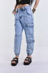 Pantalón cargo de denim estilo babucha, color celeste lavado, con múltiples bolsillos utilitarios en los laterales y puños elásticos en los tobillos.