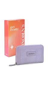 Billetera mediana con textura tipo croco, color mostaza, con cierre perimetral y placa metálica con logo de la marca en el frente.