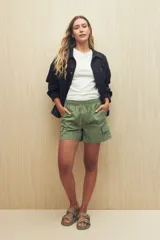 Short negro estilo cargo con cintura elastizada y cordón ajustable. Presenta bolsillos laterales con tapa y calce relajado.