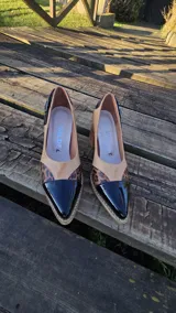 Zapatos de tacón ancho color blanco, con punta fina, hebilla lateral y tacón efecto madera.