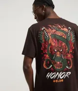 Remera marrón de algodón con cuello redondo y mangas cortas. Estampa en la espalda con diseño de máscara japonesa, serpiente, espadas y flores. Estampa frontal con la frase "Honor and Duty".