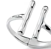 Pulsera rígida de metal plateado marca Uno de 50, con dos barras verticales en los extremos.