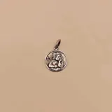 Dije redondo de plata 925 con la figura en relieve de un querubín o ángel con alas, en actitud de silencio o reflexión.