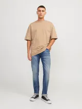 Jean de calce slim fit con tiro bajo, rodilla ceñida y abertura de pierna ajustada. Diseño clásico de cinco bolsillos y cierre con botón.