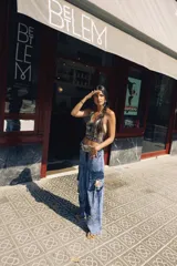 Pantalón cargo oversize de jean, con múltiples bolsillos funcionales y detalles metálicos.