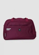 Bolso deportivo color bordó con cierre frontal, compartimento principal con cremallera, asas de mano y detalle de franjas decorativas en el lateral. Incluye enganche para valija y correa larga ajustable.