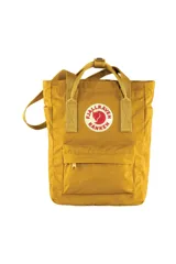 Mochila Fjallraven Kånken Totepack Mini color ocre, convertible en bolso de mano. Cuenta con compartimento principal con cierre, bolsillo interno acolchado para tablet, tiras ajustables y almohadilla removible para la espalda.