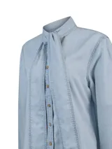 Blusa celeste de manga larga con cuello camisero, botonadura frontal y unazo integrado al cuello tipo bufanda o lazo.