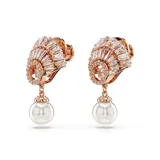 Par de aros colgantes con forma de caracola, bañados en oro rosa y adornados con cristales blancos y una perla colgante.