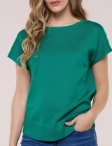 Buzo de punto fino color verde, de manga corta con hombro caído, escote redondo y detalles acanalados en los laterales y el ruedo.