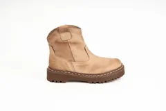 Bota de caña baja confeccionada en cuero vacuno encerado, con suela de goma cosida y diseño de cuero blando con acabado texturizado.