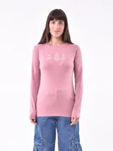 Remera de manga larga color gris oscuro, ajustada al cuerpo, con un estampado frontal de flores y texto en color blanco.