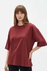 Remera oversize de algodón color bordó, con mangas cortas y cuello redondo a la base.