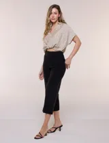 Pantalón capri blanco de corte recto y largo crop, con cintura alta y bolsillos delanteros aplicados estilo parche con detalle festoneado.