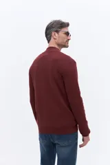 Campera de algodón color bordó con cuello alto, cierre frontal y bolsillos laterales. Presenta un diseño de textura sutil y puños elásticos.