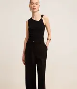 Pantalón wide de cintura baja color azul marino, confeccionado en crepé con doble traba en la cintura, cierre tradicional y frisos.