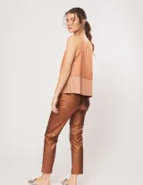 Musculosa de crepe color durazno, sin mangas, con escote redondo y corte a la altura de la cadera.