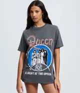 Remera de algodón con efecto lavado a piedra, cuello redondo y mangas cortas. Presenta una estampa frontal de la banda Queen con diseño vintage.