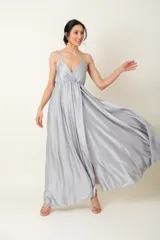 Vestido largo de satén color gris plateado, con breteles finos, escote cruzado y corte debajo del busto.
