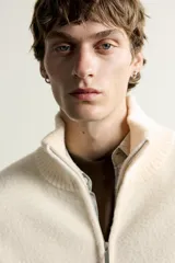 Jersey de hombre con textura efecto pelo, corte boxy fit, cuello perkins con cierre frontal de cremallera, manga larga y acabados en rib.