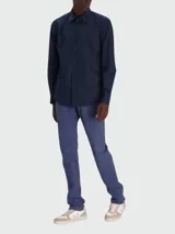 Camisa de manga larga, corte slim fit, color azul oscuro.