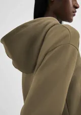 Buzo negro con capucha y corte holgado.