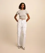 Pantalón wide leg de sarga color blanco, con cintura alta, trabillas, bolsillos delanteros, traseros y laterales tipo cargo.