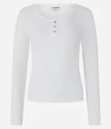 Blusa de pijama con mangas largas, confeccionada en Rib de poliéster con elastano. Prenda posee cuello redondo con botones abajo del cuello además de textura acanalada en todo el tejido.