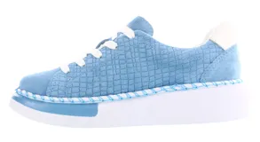 Championes deportivos Bottero de color celeste con textura tipo reptil, cordones blancos y suela de plataforma blanca con detalle de costura decorativa en color celeste.