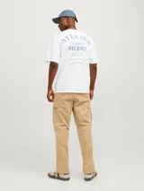 Camiseta blanca de algodón con cuello redondo y corte holgado. Estampado frontal con la leyenda "Atelier Originals Studio The Five Boroughs Established in Nineteen Ninety Designed in Copenhagen Brought to you by Jack & Jones".