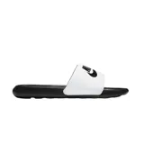 Chancletas Nike Victori One Slide de color negro, con tira ancha en el empeine que presenta el logo y la palabra "Nike" en blanco con relieve. Suela contorneada y texturizada para mayor agarre y comodidad.