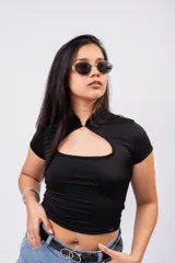 Remera negra corta de manga corta, con cuello mao y un recorte cut-out en forma de lágrima en el pecho.
