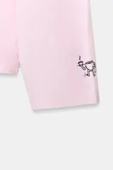 Remera de manga larga con hombros caídos y cuello redondo, confeccionada en algodón. Presenta un estampado frontal con el texto 'CORTADO' y una dirección en París, además de un pequeño detalle gráfico en el puño.