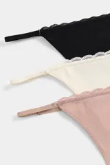 Pack de tres bombachas tipo colaless de algodón acanalado con detalles de encaje en los bordes superiores y tiras laterales regulables. Incluye los colores negro, blanco y rosado.