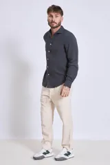 Camisa celeste de manga larga con textura arrugada.