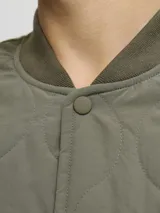 Campera acolchada tipo liner color verde oliva, con cuello estilo baseball, cierre frontal con botones a presión, bolsillos laterales y bolsillo en el pecho con etiqueta de marca.