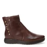 Botas cortas de cuero color negro, con puntera redonda y suela plana de goma. Presentan una hilera de tachas metálicas decorativas en el lateral exterior y costuras reforzadas en el empeine.