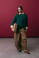 Sweater gris de alpaca y nylon, de corte oversize, con cuello redondo y mangas largas.