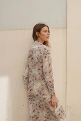 Túnica gris con estampado de lobos y besos, de lino y algodón, con cuello solapa y largo por debajo de la rodilla.