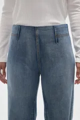 Pantalon de jean estilo oxford con tiro alto y ruedo deshilachado.