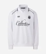 Buzo deportivo de felpa en color blanco con detalles en negro. Presenta cuello tipo polo, mangas largas con puños acanalados y diseño con recortes laterales. Incluye estampados gráficos en el frente con tipografía cursiva y emblema circular.