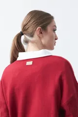 Sweater negro de tejido tramado con relieve, de calce cómodo y cuello redondo.