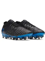 Championes de fútbol Under Armour Magnetico Elite 5 FG, diseñados para un ajuste personalizado y control total. Presentan una parte superior con tecnología UA Clone, impresión 3D para mayor sensibilidad y zona de golpeo de silicona. Cuentan con cuello y lengüeta de punto para un ajuste tipo calcetín y suela ligera con tacos mixtos para superficies naturales firmes.