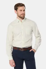Camisa de hombre color celeste, de manga larga con presilla para enrollar, bolsillo en el pecho y confeccionada 100% en algodón.