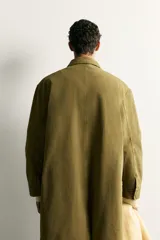 Parka relaxed fit confeccionada en denim de algodón color verde militar, con cuello solapa, bolsillos de vivo en la cadera y cierre frontal con cremallera oculta por solapa con botones a presión.
